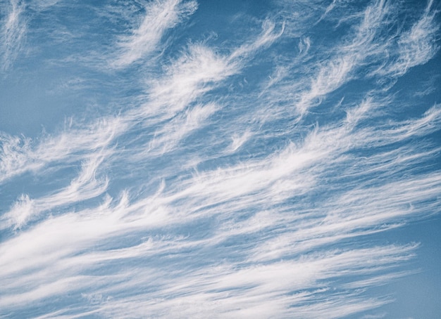 Photo low angle view of clouds in sky