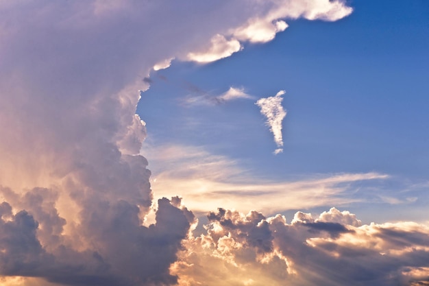 空の雲の低角度のビュー