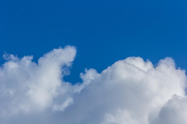 Photo low angle view of clouds in sky