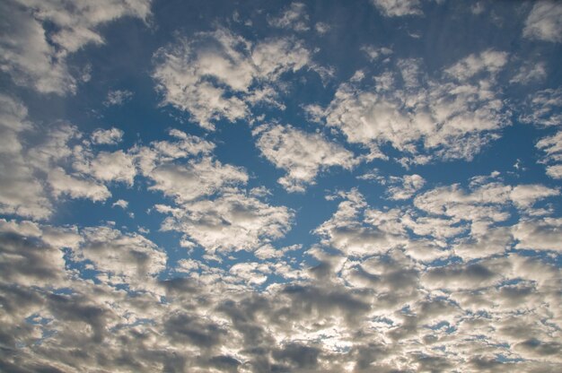 Photo low angle view of clouds in sky