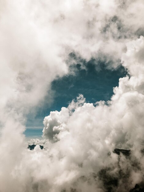 空の雲の低角度のビュー