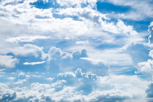 Foto vista a basso angolo delle nuvole nel cielo