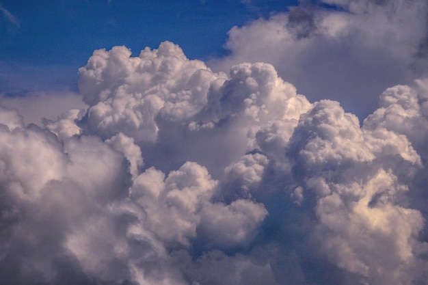 Foto vista a bassa angolazione delle nuvole nel cielo