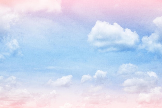 空の雲の低角度のビュー