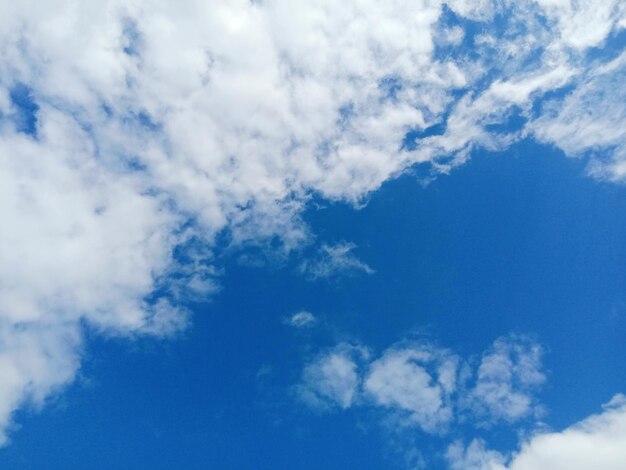 Photo low angle view of clouds in sky