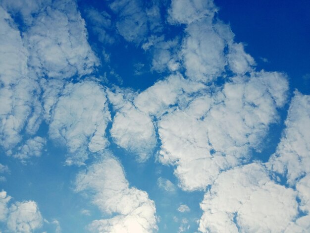 Photo low angle view of clouds in sky