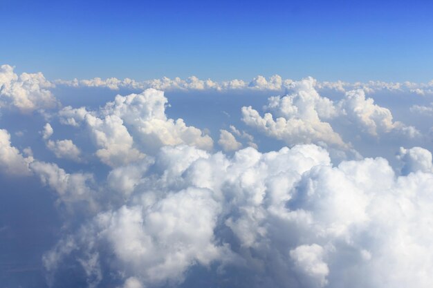 空の雲の低角度のビュー