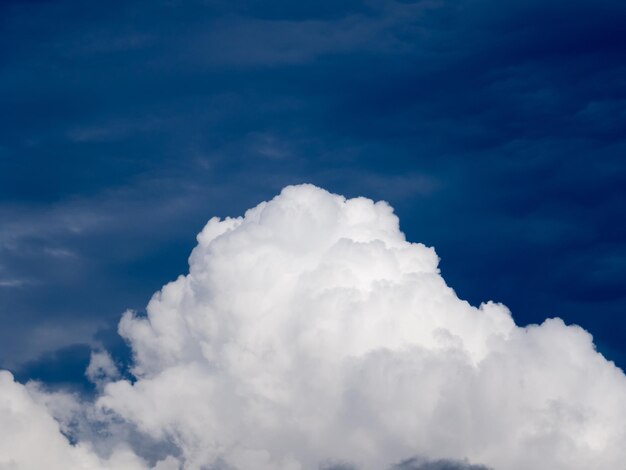 Photo low angle view of clouds in sky