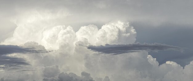 Photo low angle view of clouds in sky