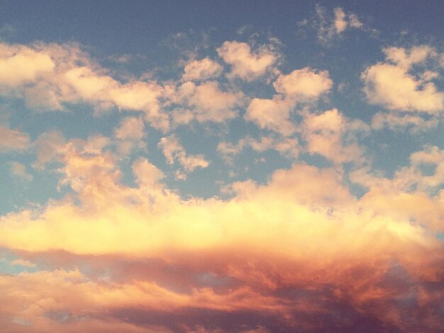 空の雲の低角度のビュー