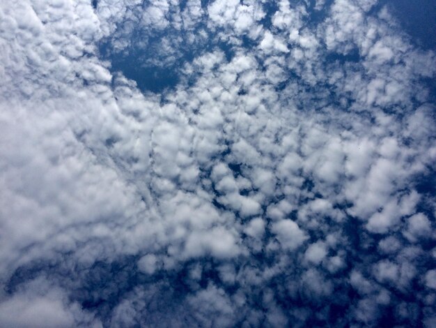 Photo low angle view of clouds in sky