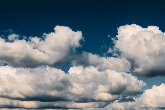 Photo low angle view of clouds in sky