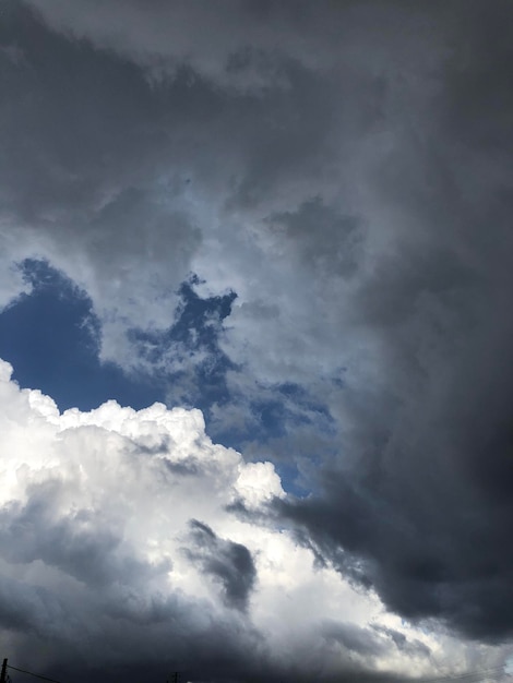 Foto vista a basso angolo delle nuvole nel cielo