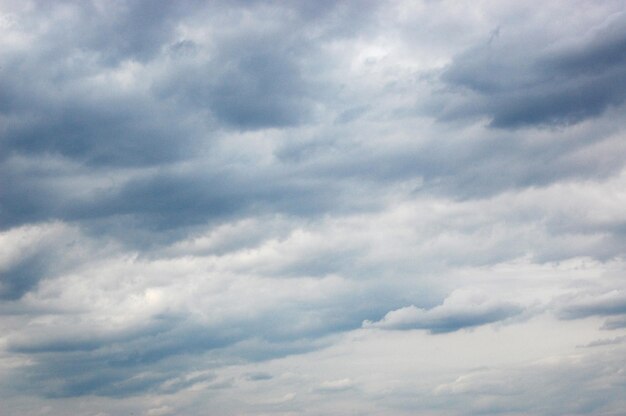 Foto vista a basso angolo delle nuvole nel cielo