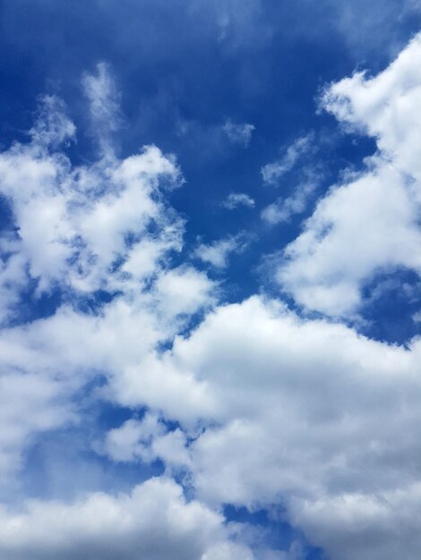 Foto vista a basso angolo delle nuvole nel cielo