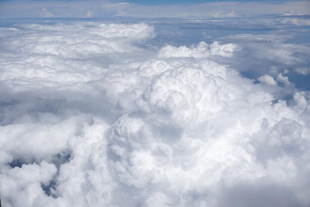 Foto vista a basso angolo delle nuvole nel cielo