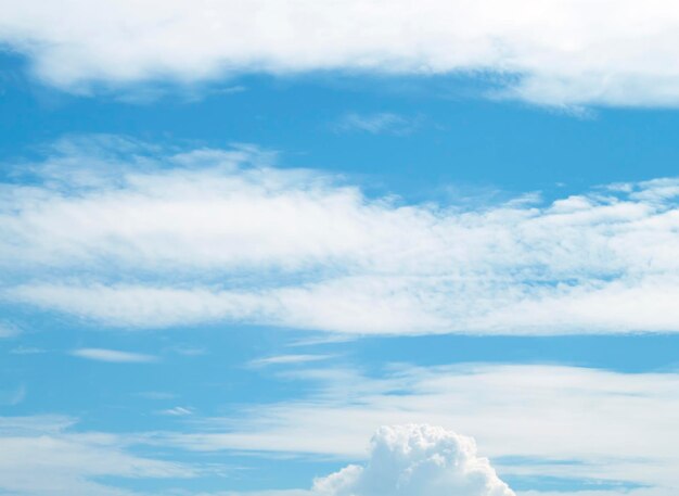 Photo low angle view of clouds in sky