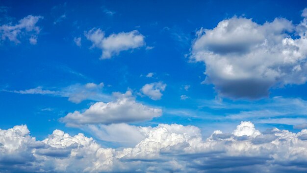 Photo low angle view of clouds in sky