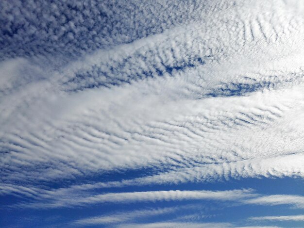 Photo low angle view of clouds in sky