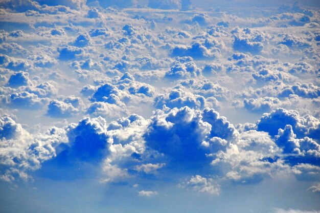 空の雲の低角度のビュー