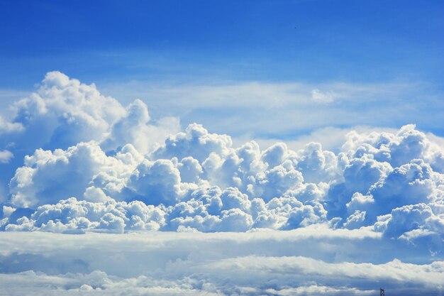 Photo low angle view of clouds in sky