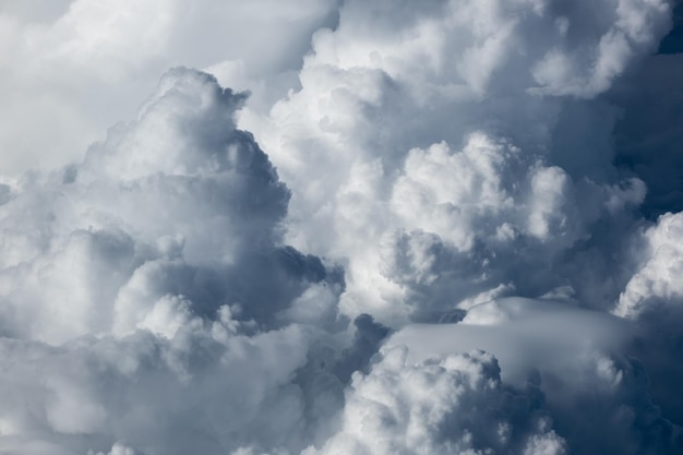 空の雲の低角度のビュー