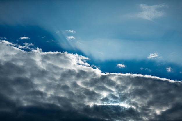 Foto vista a basso angolo delle nuvole nel cielo