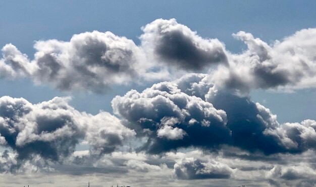 空の雲の低角度のビュー