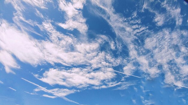 Photo low angle view of clouds in sky