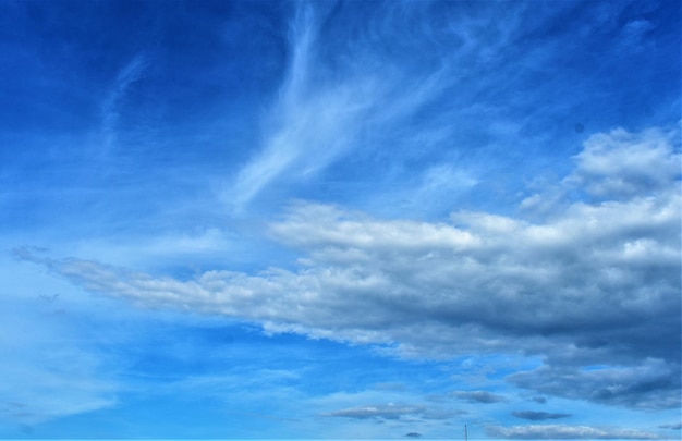 Photo low angle view of clouds in sky