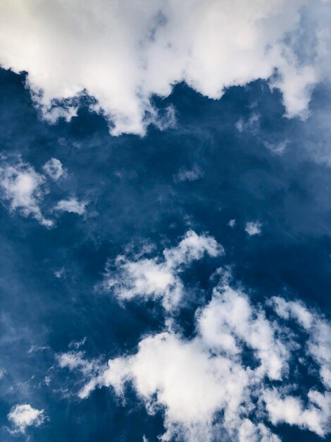 Foto vista a basso angolo delle nuvole nel cielo