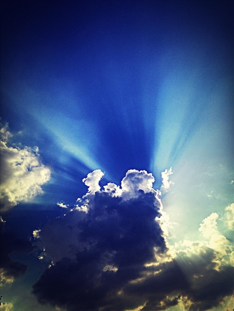 Photo low angle view of cloudy blue sky