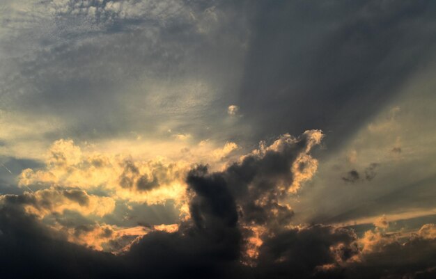 Foto vista a basso angolo del cielo nuvoloso durante il tramonto