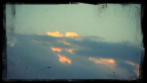 Photo low angle view of cloudy sky at dusk