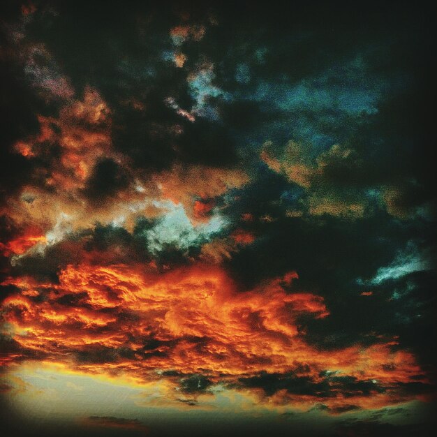 Photo low angle view of cloudy sky at sunset