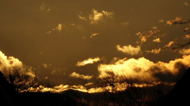 Photo low angle view of cloudy sky at sunset