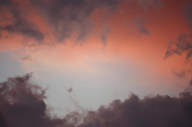 Photo low angle view of cloudy sky at sunset