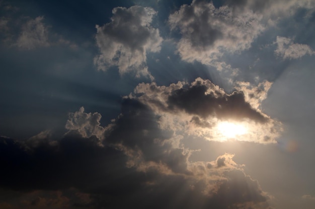 夕暮れの雲の空の低角度の景色