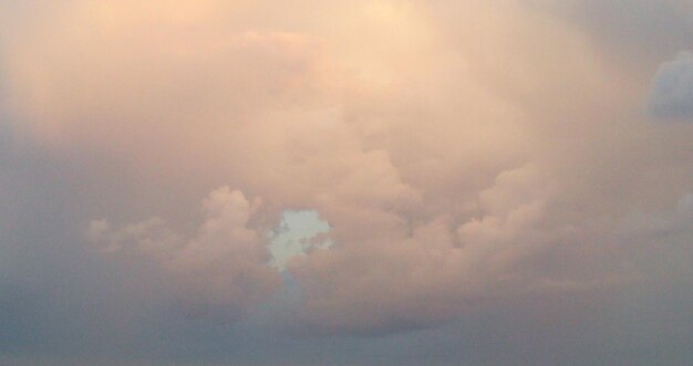 Photo low angle view of cloudy sky at sunset