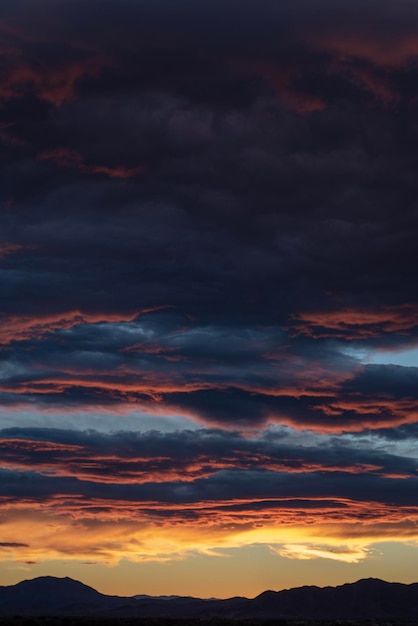 夕暮れ時の雲の多い空の低角度の景色