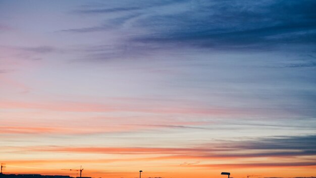 Photo low angle view of cloudy sky at sunset