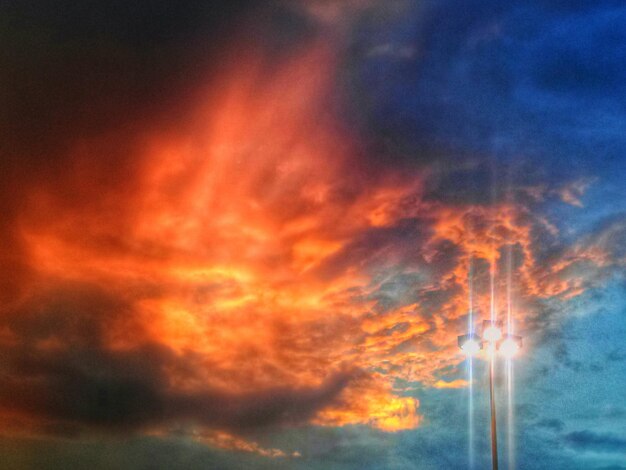 Foto vista a basso angolo del cielo nuvoloso al tramonto