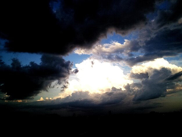 Foto vista a basso angolo del cielo nuvoloso