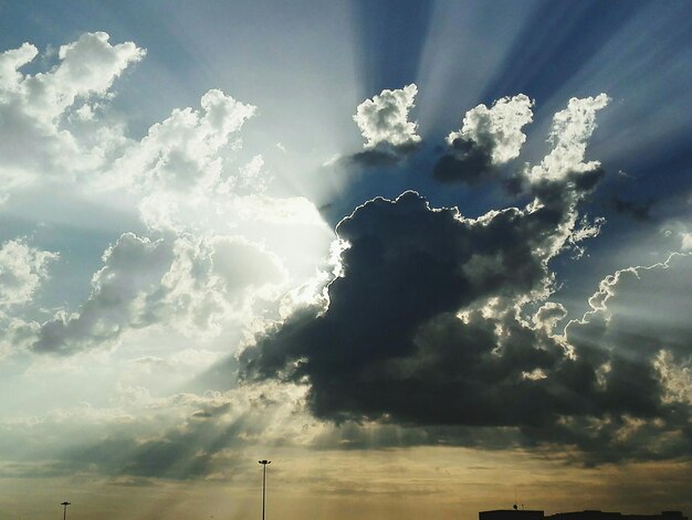 Foto vista a bassa angolazione del cielo nuvoloso