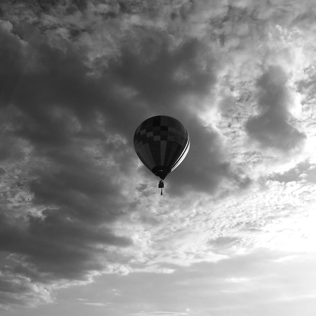 雲の多い空の低角度の眺め