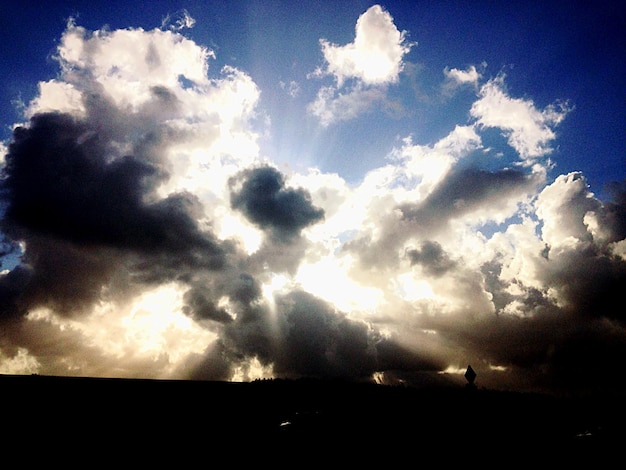 Photo low angle view of cloudy sky