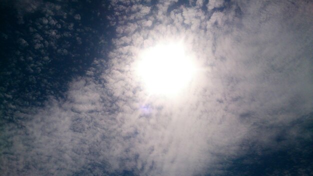 雲の多い空の低角度の眺め