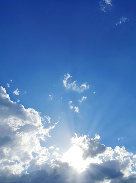 Foto vista a basso angolo del cielo nuvoloso