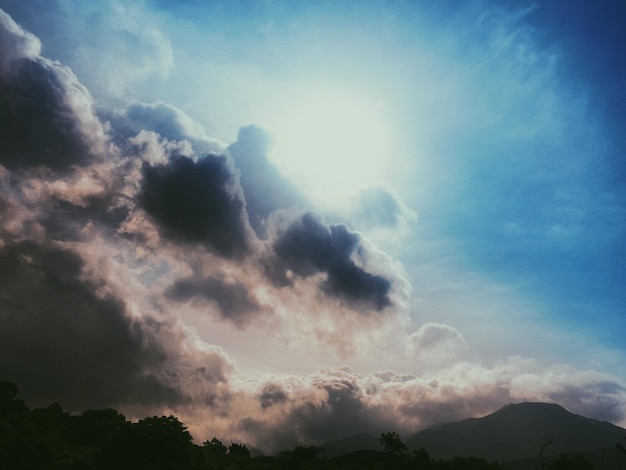 雲の多い空の低角度の眺め