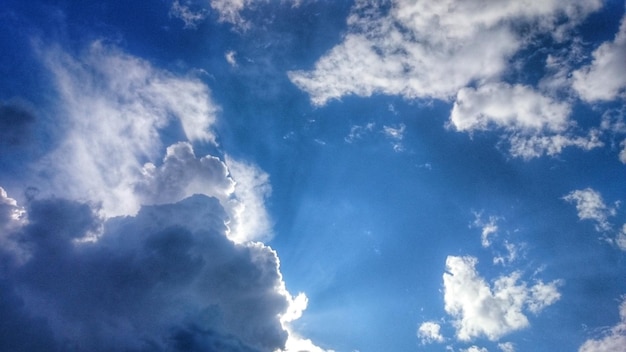 雲の多い空の低角度の眺め